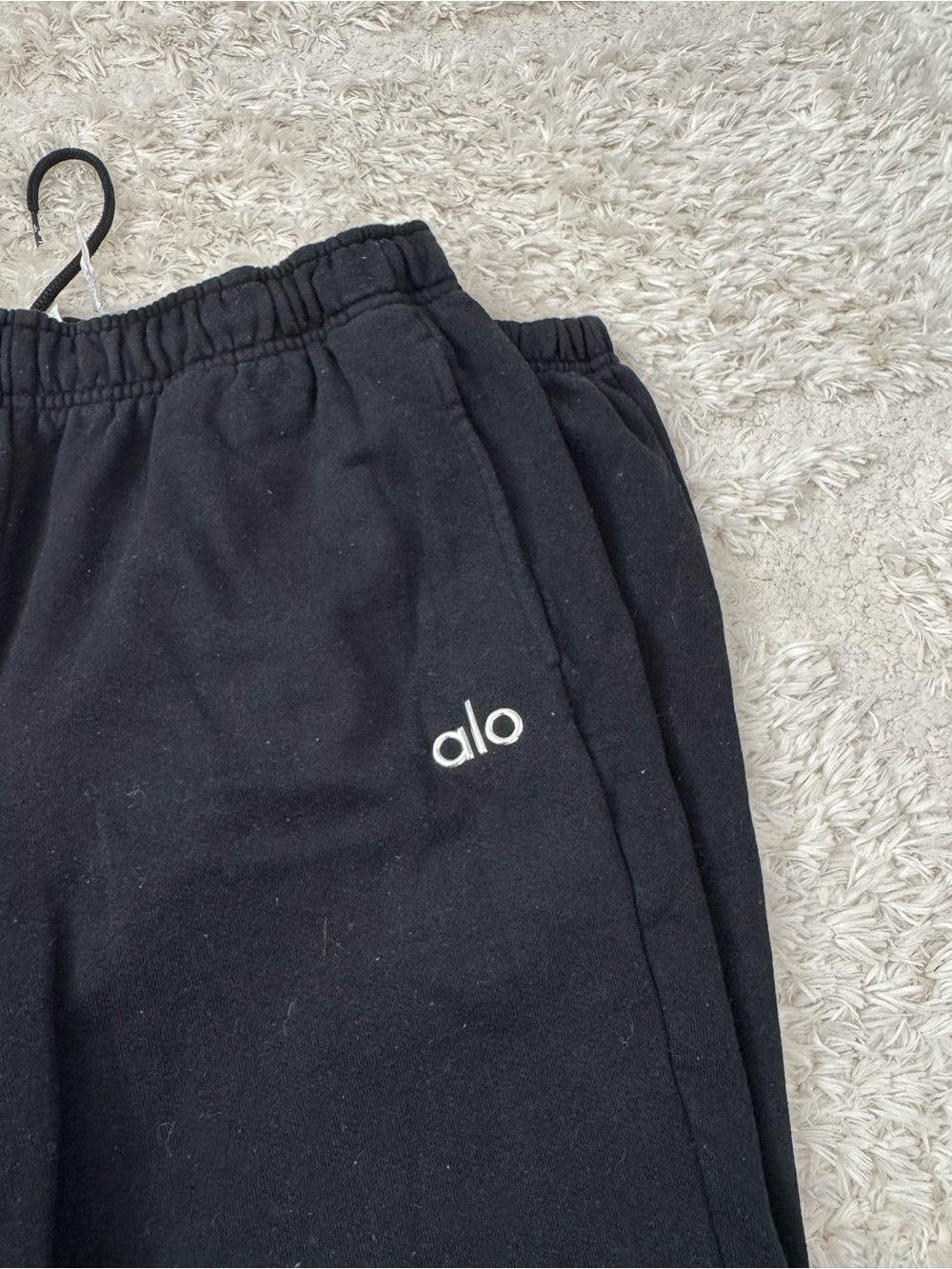 ALO Yoga Black cuffed sweatpants - Picture 5 of 5